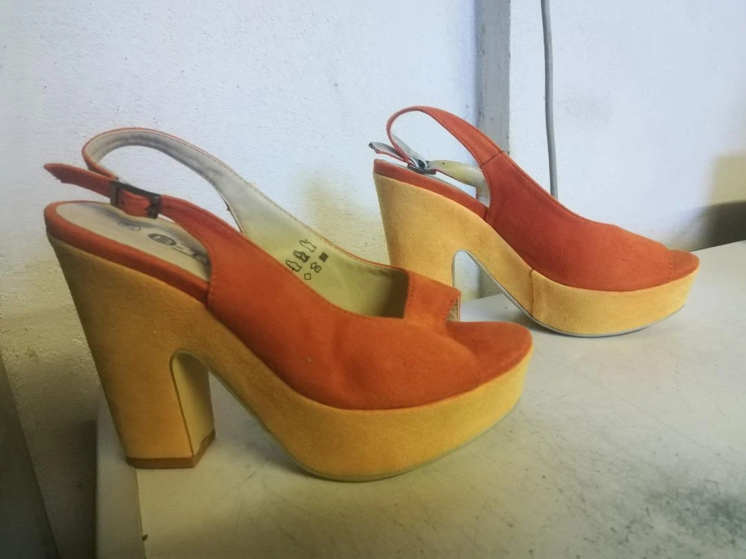 Escarpines Bicolore Naranja/Amarillo tacones 13 cm talla 37-nuevas (1 defecto) – photo 2